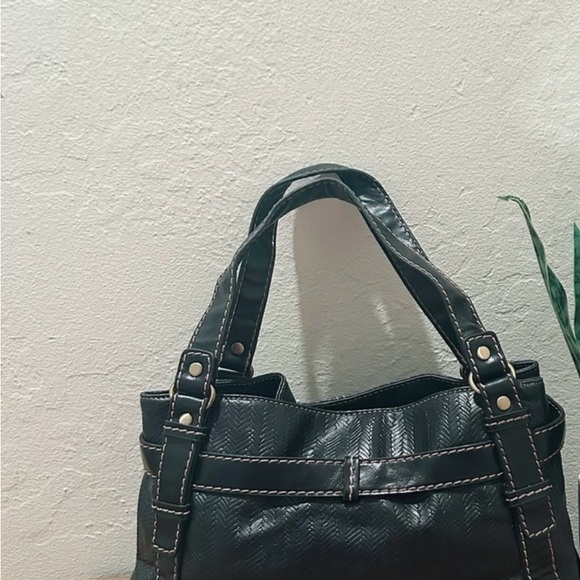 ⚡️⚡️🔥🔥 MOVING SALE Relic Black Shoulder Bag with Gold Hardware - Picture 2 of 5